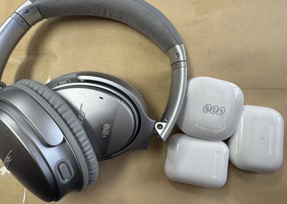 에어팟 2개, 무선이어폰 1개, BOSS 헤드셋 1개