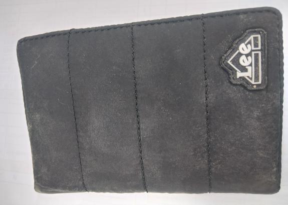 지갑 1점, 체크카드 등 7매, 장난감 지폐